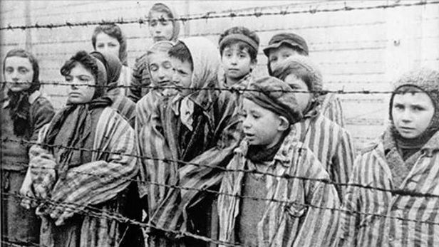 Před 77 lety nacisté vyhladili rodinný tábor v Osvětimi. Mezi tisíci zavražděnými byly ženy i děti
